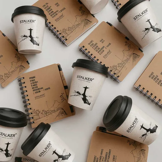 Copos de papel e cadernos kraft personalizados